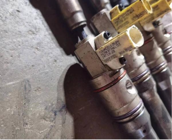 160418009 111050611 143155970 102920405 144247622  In Multiple Original PACCAR Fuel Injector Assemblie