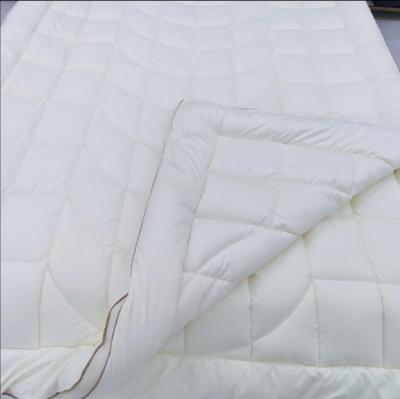All-Season Solid Color Hypoallergenic Polyester Fill Machine Washable Quilt