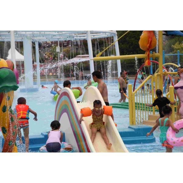 Небольшое скольжение моста радуги, скольжение аквапарк детей небольшого Ватерпарк для детей