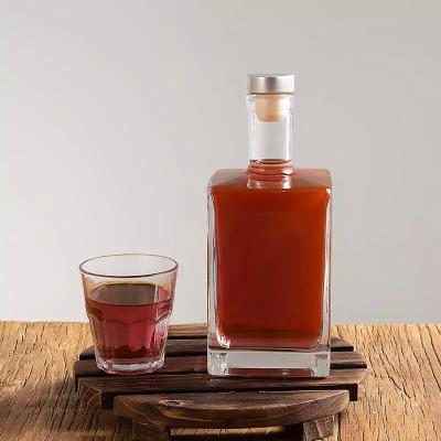 Material de base Vidro personalizado 500 ml 750 ml Quadrado Botella de vidro de uísque com tampa de cortiça