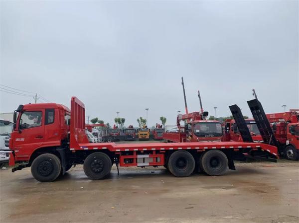 Chassis d'ingénierie Dongfeng 8x4 Poids de charge lourde Chariot à remorque à lit Chariot à pont plat