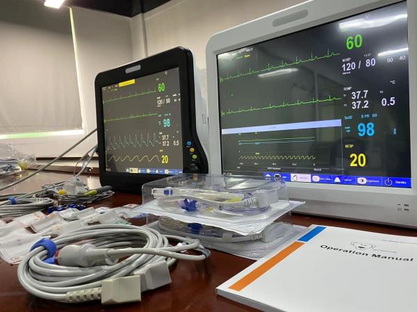 1024X768 LCD Monitor Veterinário Multiparameter, Dispositivos de Monitorização de Parâmetros Vitais Com 15 polegadas