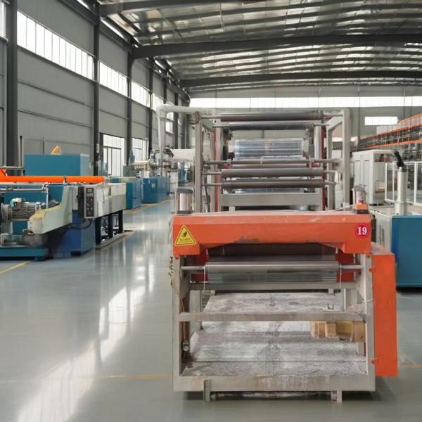 Machine à extruder en plastique à moteur de 110 kW pour la fabrication de panneaux en plastique jetables