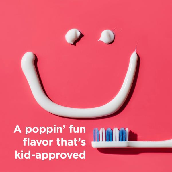 Pompes de dentifrice pour enfants sans fluorure, saveur de pastèque sur les toilettes.