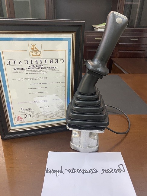 Работать Doosan передвигает с помощью рукоятки кнюппель экскаватора DX55 регулирует 3 переключателя DX60 80