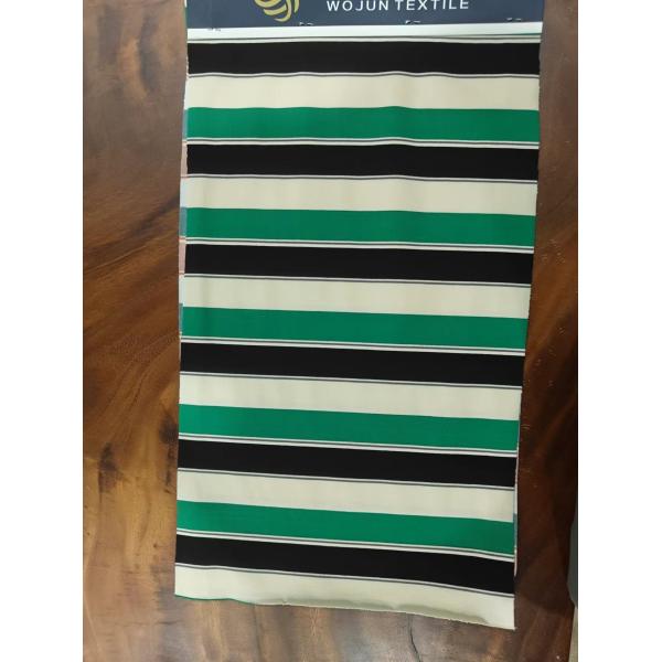 Изделие из полосатого материала, устойчивого к износу, блестящего и удобного для кожи, предназначенное для повседневного ношения