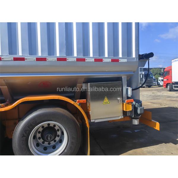 Camion-remorque de transport de poudre de fourrage pour animaux en vrac