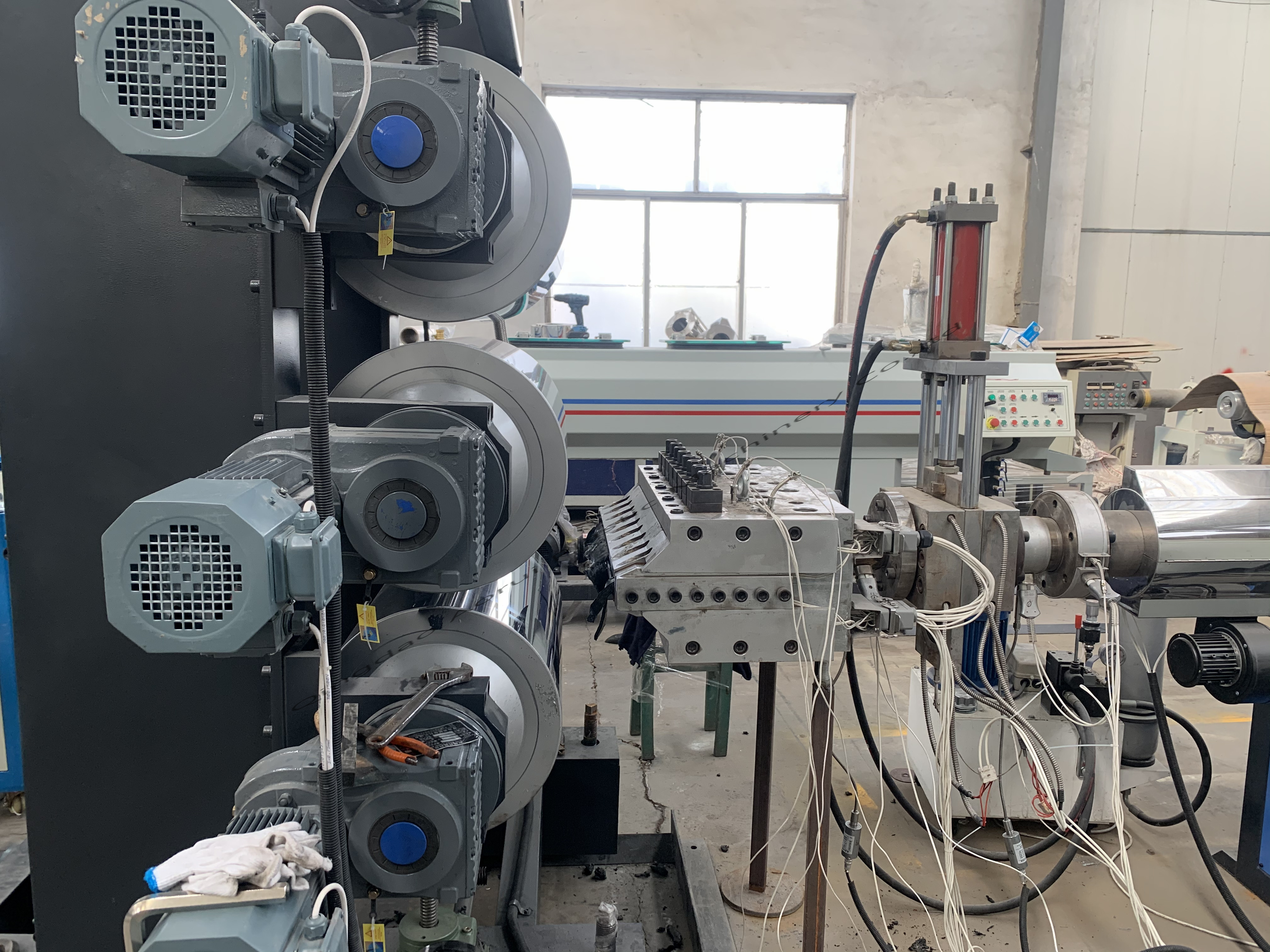 Производственная линия 380V 50HZ листа PVC управлением PLC, пластиковая доска листа pvc делая машину