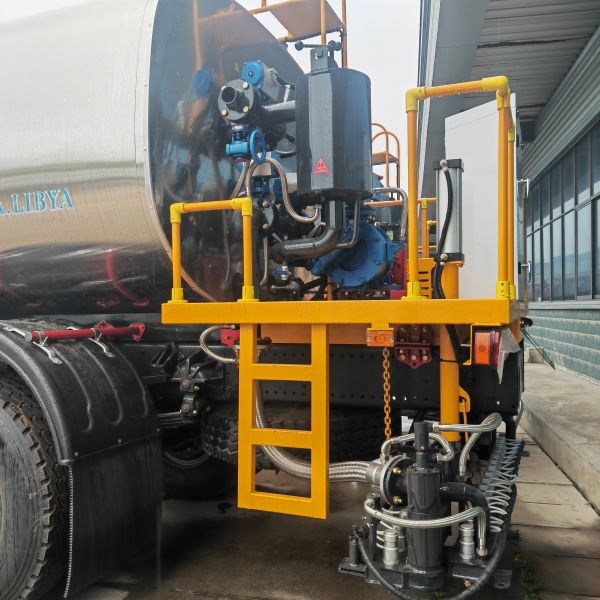 FAW J6L 4x2 Bitumen Distributor 8000L Asphalt Sprayer Truck for Road Construction