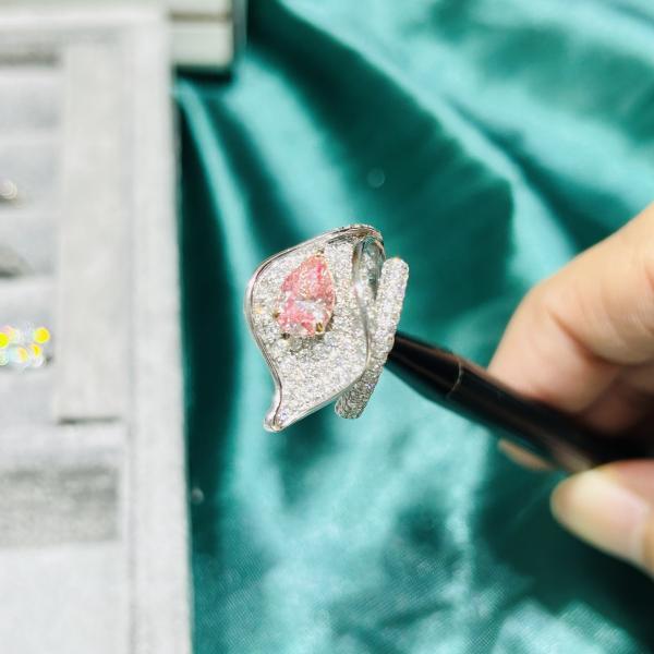 кольцо с бриллиантом вычуры груши ювелирных изделий диаманта лаборатории продукции ювелирных изделий выполненное на заказ