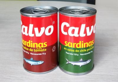 Sardinhas enlatadas marca própria dos peixes da sardinha no molho de tomate sem ossos