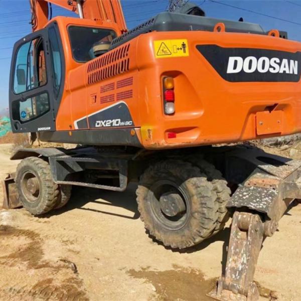 Longueur de transport 9,445m Doosan DX210W Excavateur d'occasion avec une capacité de seau de 0,92m3