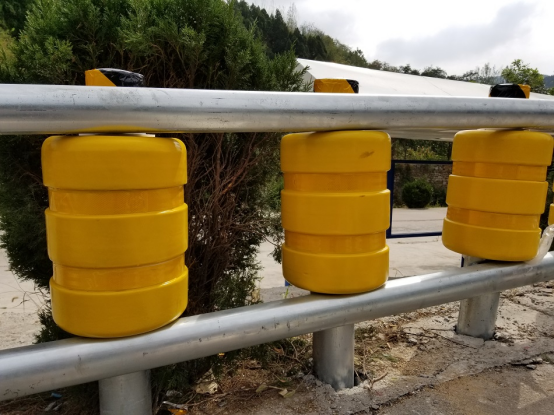 Highway Safety Yellow Plastic Roller Guardrail Road Barrier System 100kn/H