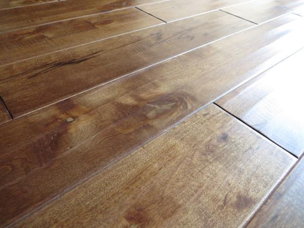 Plancher solide de bois dur de bouleau, handscraped avec la marque de broutement et la couleur souillée