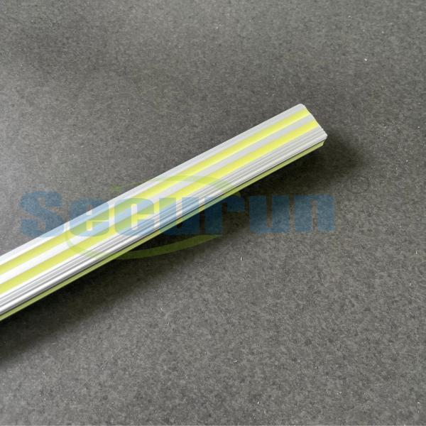 Lueur dans l'aluminium photoluminescent foncé d'inscriptions de sortie de bandes