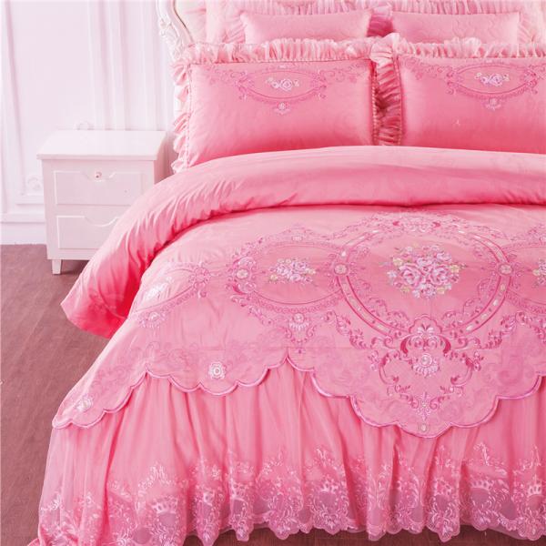 Un ensemble de lit de mariage de luxe en quatre pièces avec couette imprimée et feuille de couette 100% coton