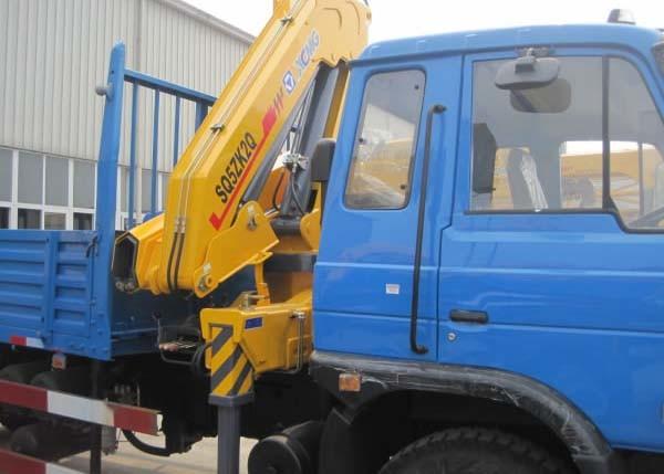 Knuckle Cargo truck mounted crane , 5 Ton Light Truck Loader Crane