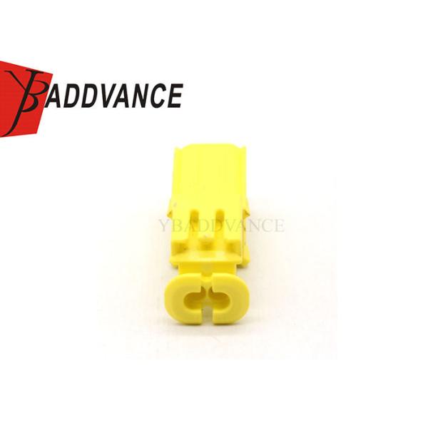 el varón automotriz 7C82-0651-70 selló los terminales amarillos de Pin Connector Housing For Male del Alambre-a-alambre 2