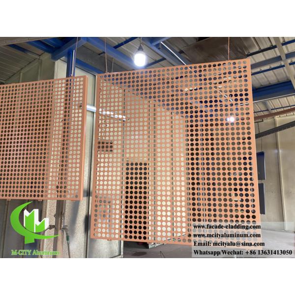 Система фасада металлических листов золотистого цвета с перфорацией из алюминиевого сплава толщиной 3 мм