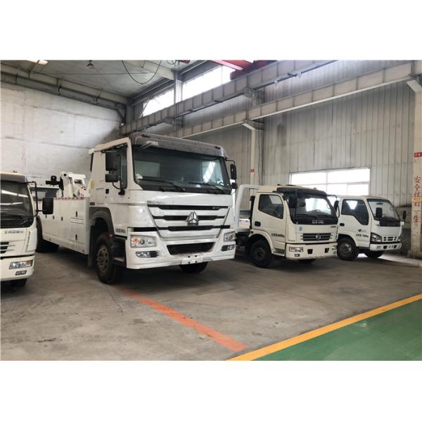 8X4 Chassis 2 Passengers Road Wrecker Truck Diesel Fuel Traction Weight 100 Ton