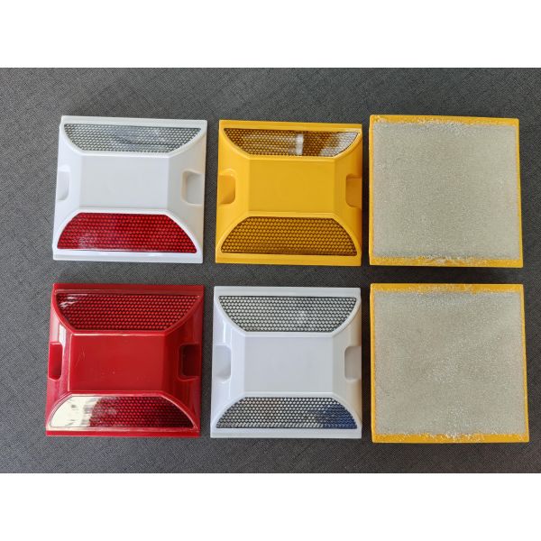 Plastic and ABS Road Stud Suitable for Highway Pavement Marking and Nighttime Road Safety Enhancement