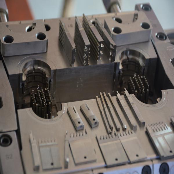 Moule d'injection de précision en acier H13 avec système de canaux chauds