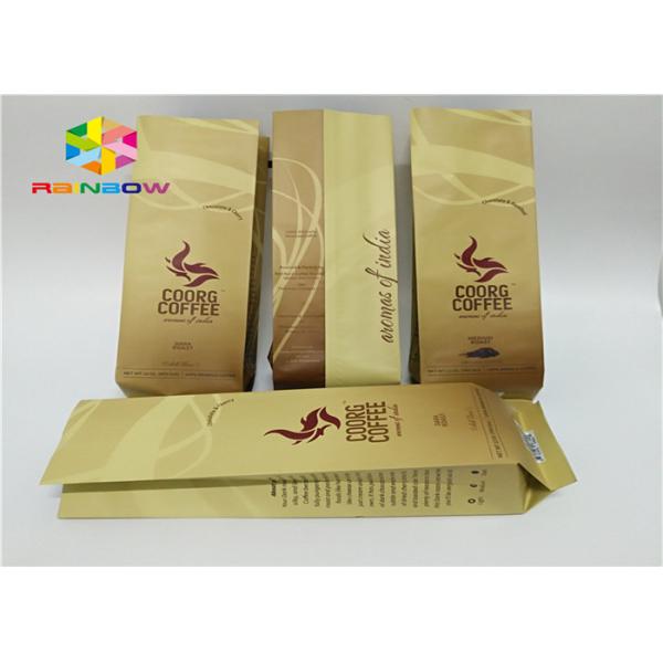 A superfície do resíduo metálico levanta-se os feijões de café do saco do reforço do lado do malote do zíper que empacotam com válvula