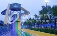 Tours de emballage colorés de parc aquatique, stations de vacances avec des parcs aquatiques pour la famille