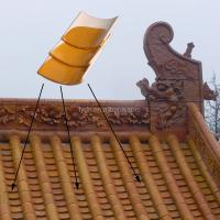 Le toit chinois bouddhiste asiatique ornemente le jaune d'or vitré de décoration de temples