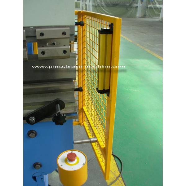 Отожмите тормоз прессы металлического листа плашек ВК67К тормоза гидравлический гнуть управление 2 осей