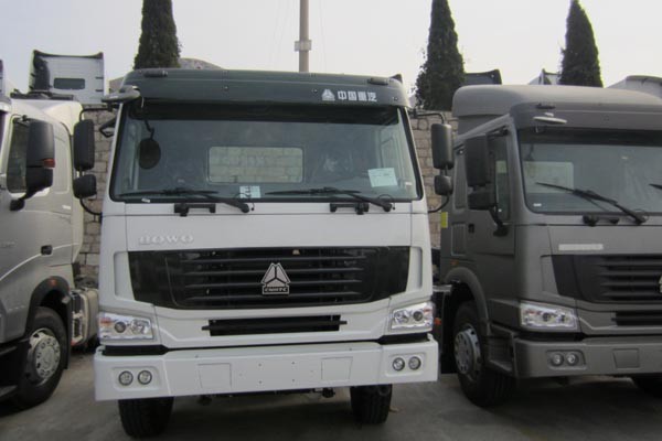 420 hp howo 6x4 Euro 3 tractor trailer truck / prime mover and trailer for towing goods on Port