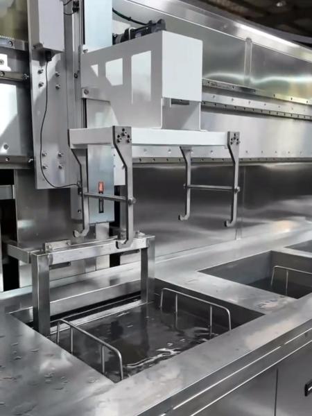 Machine de nettoyage à bras unique à manipulation convective avec remuage vers le haut et vers le bas pour un nettoyage de précision