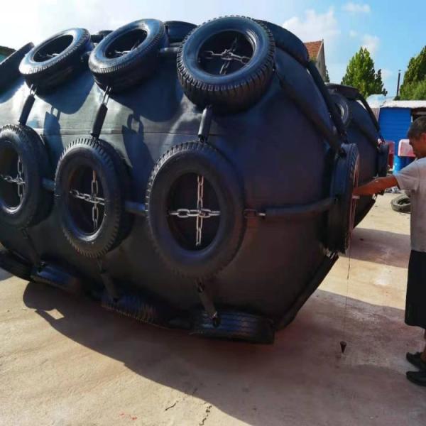 2.5*4m ISO Inspection Standard Hydro Pneumatic Yokohama Rubber Fender With Black Tyres