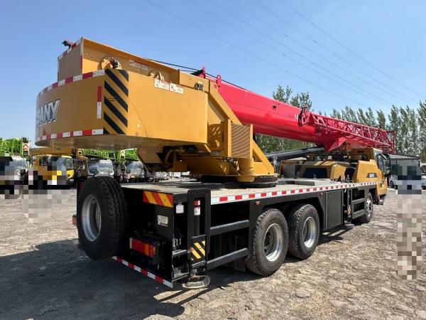 Machinerie de construction d'occasion 2023 Sany 25-Ton 250c5-8 Grue de camion avec châssis haute performance