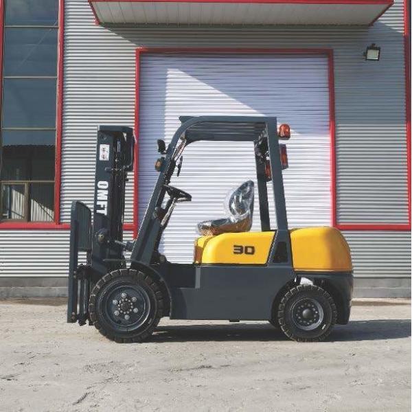 3 Ton Diesel Forklift with Japan C240 S4s Engine and Euro II/III/IV Emission Standard
