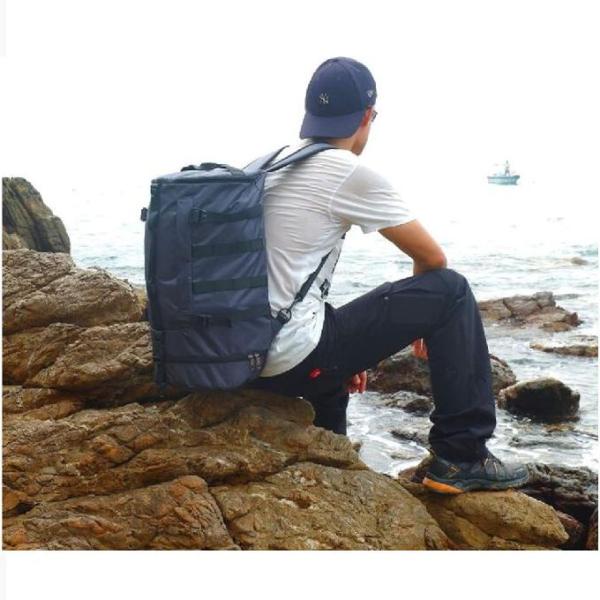 Женщины людей делают сумку водостойким выходных с мешком отсека ботинок влажным