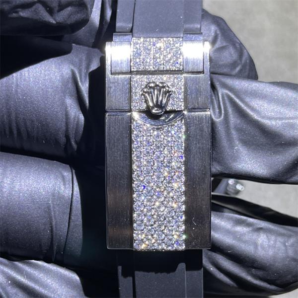 Рука устанавливая Bling дозора VVS1 диаманта Rolex заморозила из дозора Moissanite