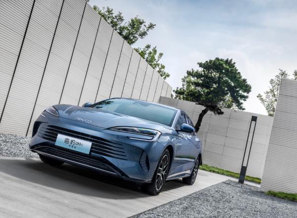 Adult Personal BYD EV Car Seal DM-i 1.5T Hybrid Sedan 121Km Petrol Fuel Electric Vehicle EV New Car