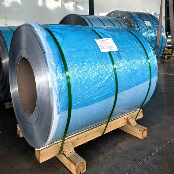 0.6 mm Épaisseur Polyester Couleur enduite en feuille d'aluminium pour la fabrication de panneaux de toiture