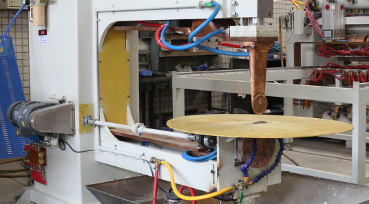Полуавтоматическая машина для сварки швов на раковине HWASHI 160KVA DC Type Table