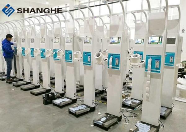 Máquina médica do quiosque da saúde usada para medir a pressão sanguínea para a clínica/farmácia