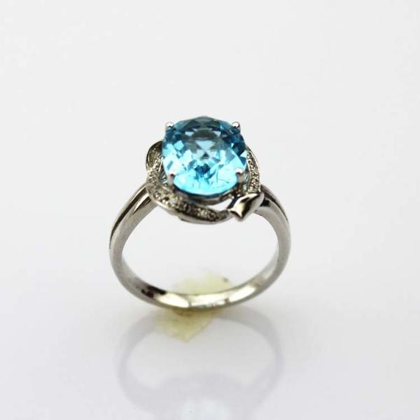 White Gold Plated 925 Silver Ring with 8x10mm Oval Blue Cubic Zircon (R267)