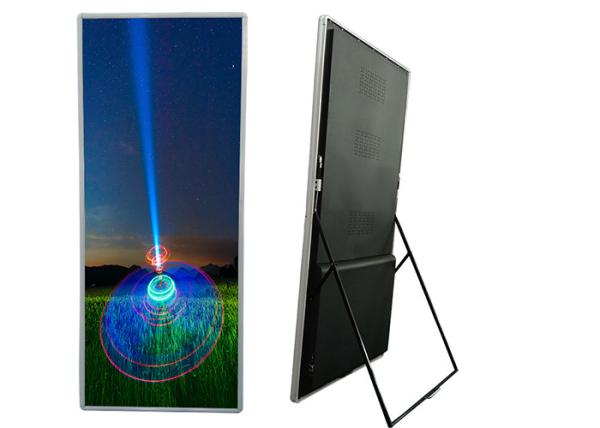 A tevê interna do suporte do assoalho da tela do diodo emissor de luz da propaganda P1.935 indica para o anúncio publicitário