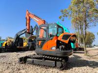 Excavadora Doosan de alto desempenho e equipada com um poderoso motor e sistema hidráulico