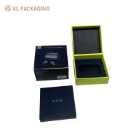 黒色の硬質紙イヤホン包装箱 耐衝撃性モバイルBluetoothヘッドセットボックス 磁気クロージャーフォームインサート 光沢ラミネート加工 洗練されたデザイン ワイヤレスイヤホン用 テクノロジーギフト