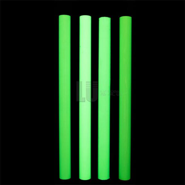 Зеленый фотолюминесцентный лист светит в темном виниловом дорожном знаке потепления