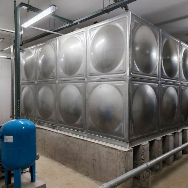 Réservoir d'eau en acier inoxydable 304 de grande capacité 10T Taille personnalisée pour l'approvisionnement municipal