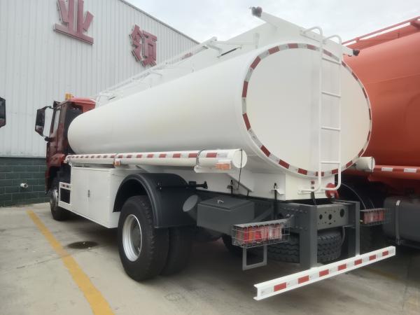 SINOTRUK Oil Transport Hohan Truck With Manhole Cover and Breath Valve 10000L Volume