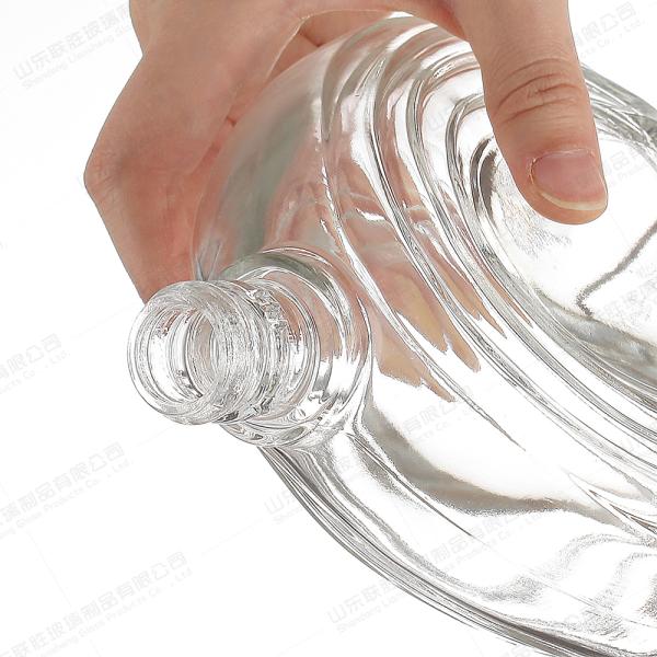 Botella de vino de vidrio transparente de 750 ml con tapa de metal tamaño personalizado aceptado para tequila y vino