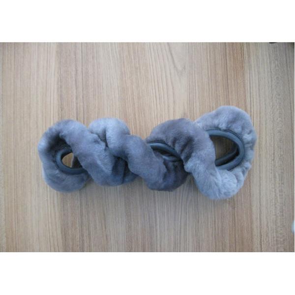 Mano negra teñida de la cubierta del volante de la zalea que cose para la decoración del coche